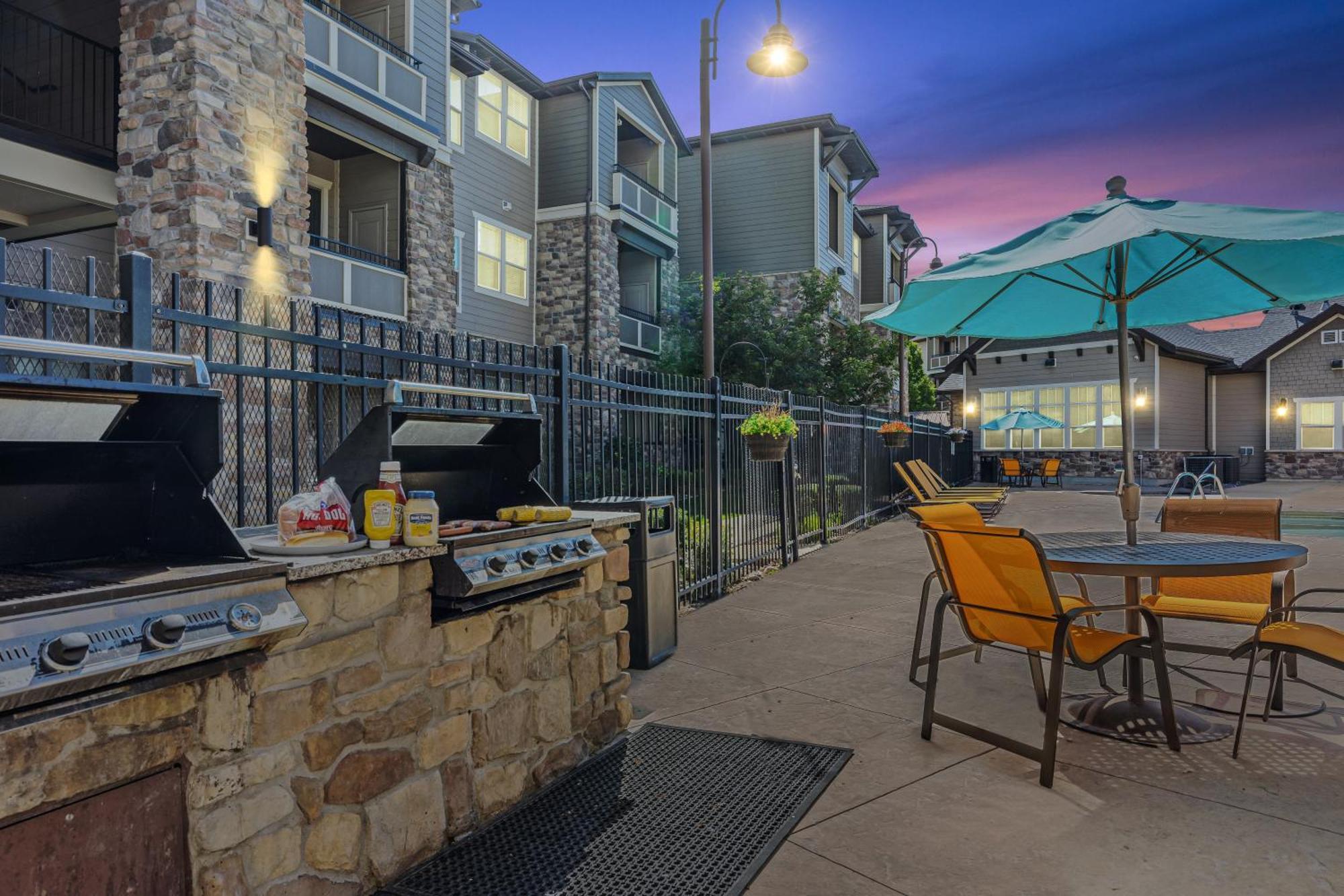 Butterfly Themed Kings Apartment With Private Garage & Access To Lux Hot Tub, Bbq & Gym South Jordan Exterior photo