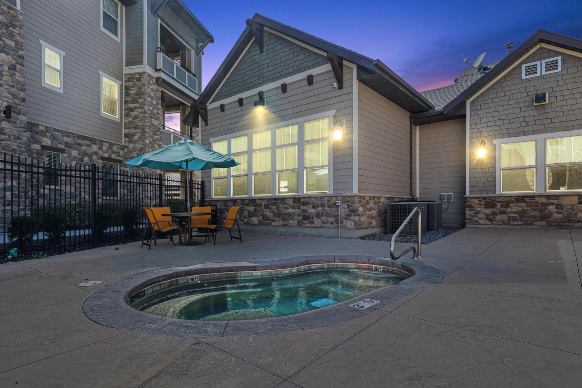 Butterfly Themed Kings Apartment With Private Garage & Access To Lux Hot Tub, Bbq & Gym South Jordan Exterior photo